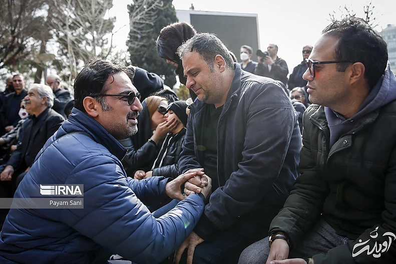 تصاویری از حضور بازیگران در مراسم تشییع پیکر شهرام عبدلی/ از اندوه آناهیتا همتی تا گریههای ناهید مسلمی تصاویری از حضور بازیگران در مراسم تشییع پیکر شهرام عبدلی/ از اندوه آناهیتا همتی تا گریههای ناهید مسلمی